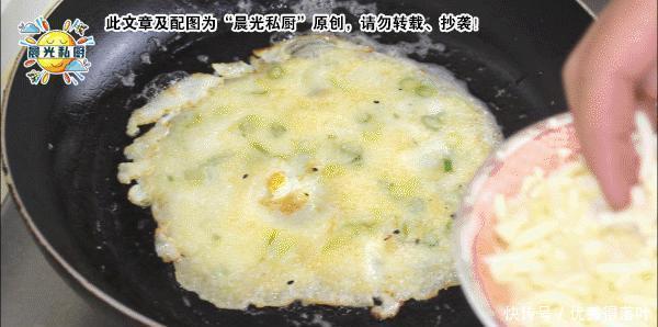 鸡蛋|肉松蛋饼,10分钟搞定营养又美味的早餐,媲美早餐店的鸡蛋卷饼!