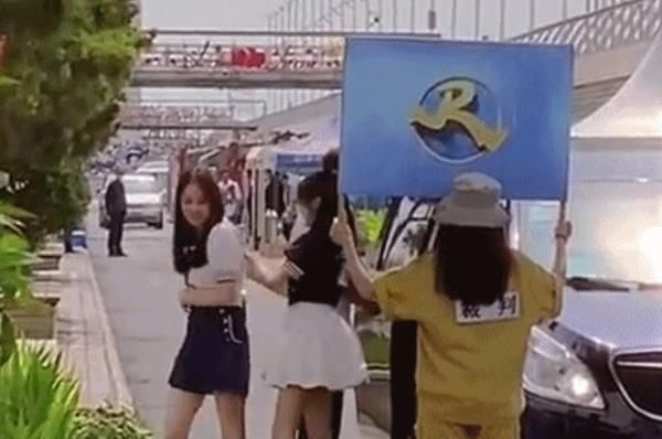  举动|吴宣仪穿水手裙却要2次拉高腰部，谁注意欧阳娜娜举动？女生都懂！