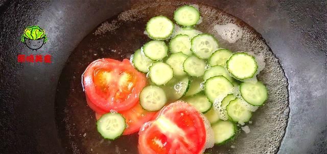  试试|黄瓜别凉拌了，试试这做法，淋入2个鸡蛋，营养又鲜嫩，太美味了