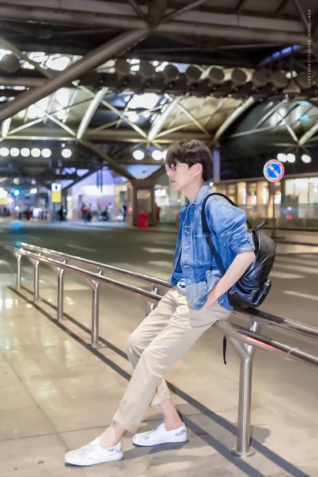 戴眼镜|戴眼镜的靳东更有味道，一身休闲装像大学学长，哪像44岁的人？