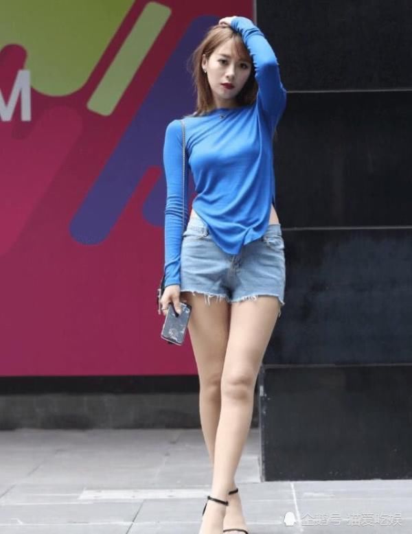  蓝色T恤|来超市购物的美女，这一身穿搭，十分惹眼