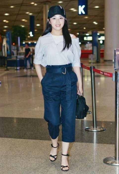  防腐剂|张含韵是吃了“防腐剂”吗？穿衬衣裙尽显少女身材