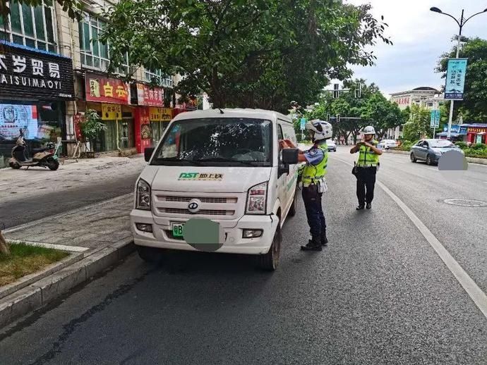 守护|国庆我在岗丨梧州交警“逢五”亮剑,守护平安畅通出行路!