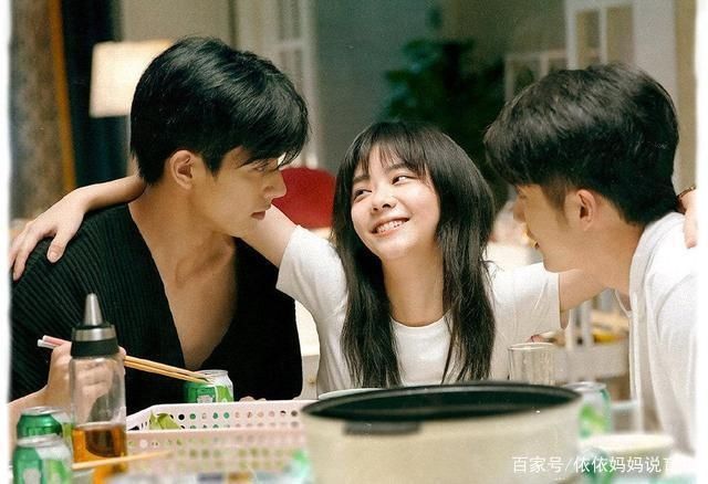 左拥右抱|女子在地铁上“左拥右抱”火了,网友:这是《以家人之名》现实版