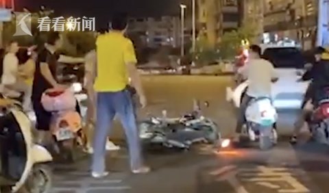  小哥|摩托车小哥深夜街头被打不还手 他的回答亮了！