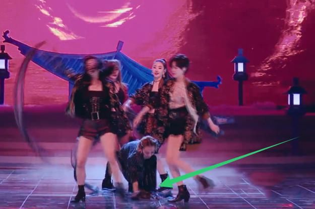  情商|《浪姐》：同样舞台事故，金莎2次掉扇子毁所有，宁静掉道具完美救场显情商