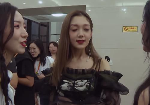 拥抱|孟美岐跟硬糖少女303见面,只跟一位成员拥抱,看清是谁,受宠