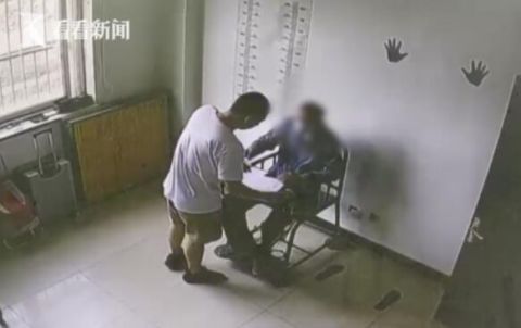 列车|男子高铁霸座还辱骂乘警：搁十年前一枪把你崩了