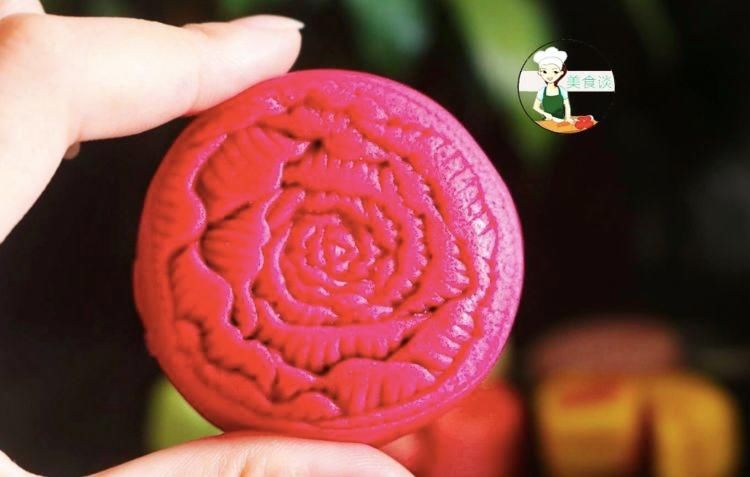 流心|此月饼第一次见,实在太美了,发朋友圈被点赞,网友:舍不得吃了