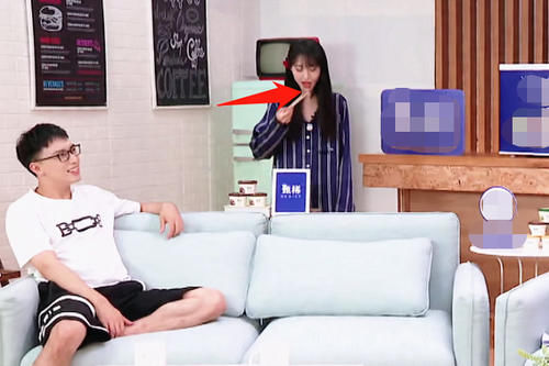  打出|郑爽吃盒饭录制节目，字幕组赶忙打出3个字解释，堪称救场教科书