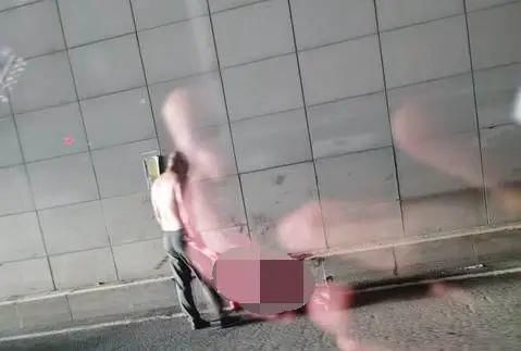 施某|光头男子8秒挥刀10多次，将一男子当街砍死，疑似发生开车纠纷