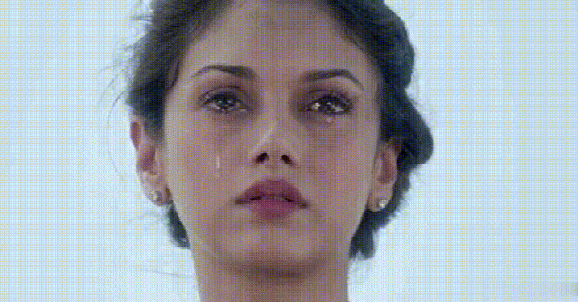  化解|不敢在家哭！年轻妈妈连续加班地铁站泪崩，却被陌生人的拥抱化解