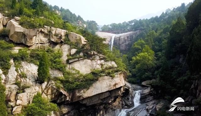  美景|航拍 | 雨后泰山黑龙潭再现飞流瀑布美景 奔泻而下蔚为壮观