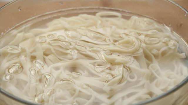  开胃|夏天最爱的手擀面，搭配一碗酱汁，开胃又解馋，吃了2碗不过瘾！