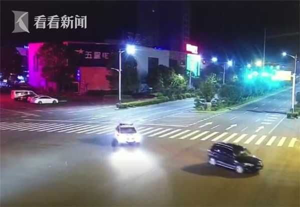  夜间|为“保护”丈夫酒驾安全 老婆夜间骑电动车引路