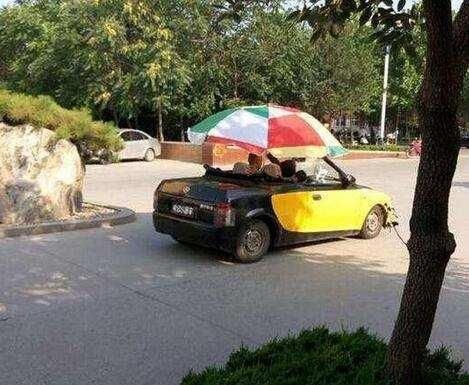  大哥|两位大哥，是现场的音乐太燃了吗？都直接跳起舞来了！