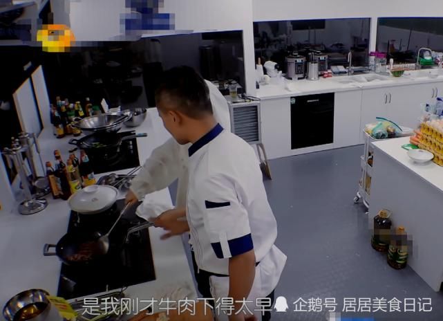  露馅|《中餐厅》林大厨夸赵丽颖炒牛肉！张亮一句话露馅？网友：别装了！