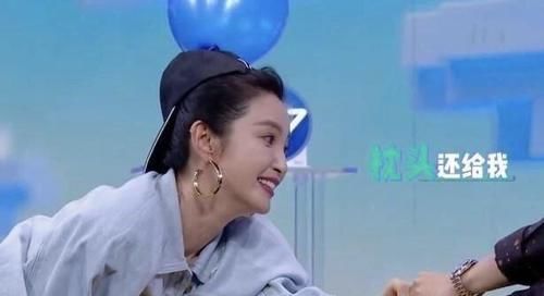  王一博|快本：王一博李冰冰“枕头大战”，有谁注意他俩的牵手方式，好似偶像剧