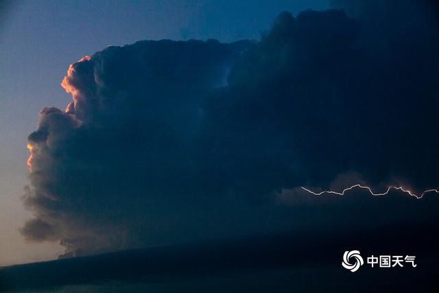 雷电|北京多区发布雷电预警 闪电照亮夜空