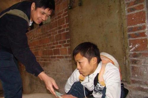  孩子|当年汶川大地震后，捐款185元的乞丐男孩，如今过得怎么样？