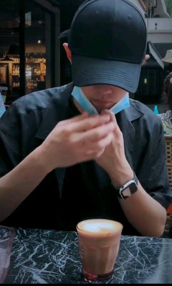 滑板|博君一肖发糖!工作室晒肖战生活日常,穿王一博同款还去街舞探班