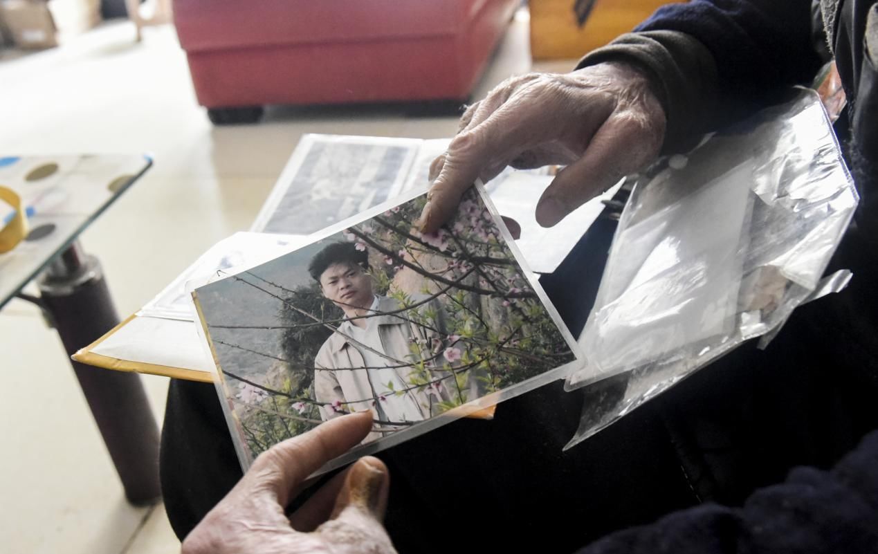  容貌|男子火中勇救2人曾获荣誉无数，帅气容貌被毁不敢见人