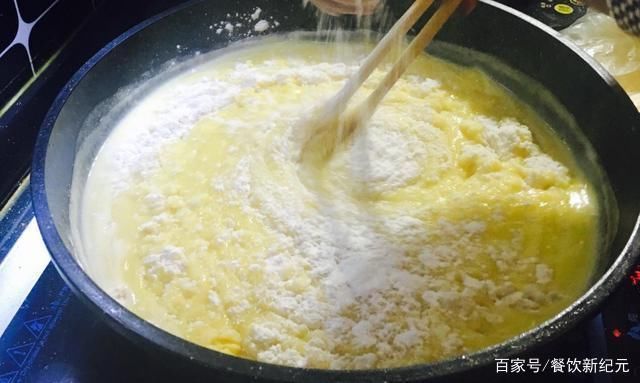 挤爆|90后小伙,街边开店卖“面包鱼”,5元一条,门店顾客要挤爆了