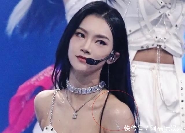  条链子|《青2》决赛服装被嘲“地摊货”，链子断了网纱破了，还跳完舞蹈