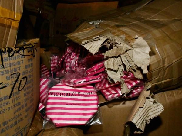  大案|“维多利亚的秘密”背后有秘密，“香奈儿”包包竟然在民宅生产？上海警方破了一个大案