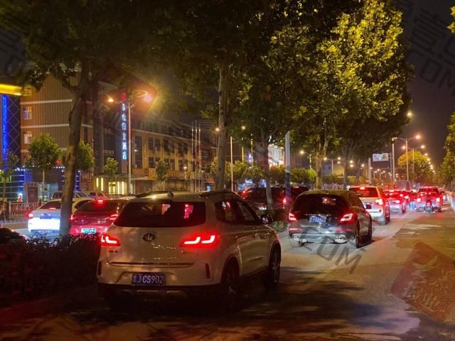  送医|突发！泰安龙潭路轿车与货车相撞，车身变形，伤者送医