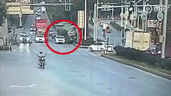  瞬间|女司机珠海大桥遇惊魂！大车飞车侧翻被压瞬间，她做这件事捡回一命！