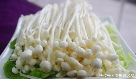 放在|买回来的金针菇根别扔,放在水里,还能长出好几捆!