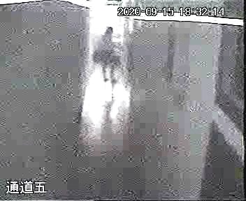 房间|女子回旅馆房间，突然冲出一半裸男子！警方用马赛克给他穿了件“衣服”