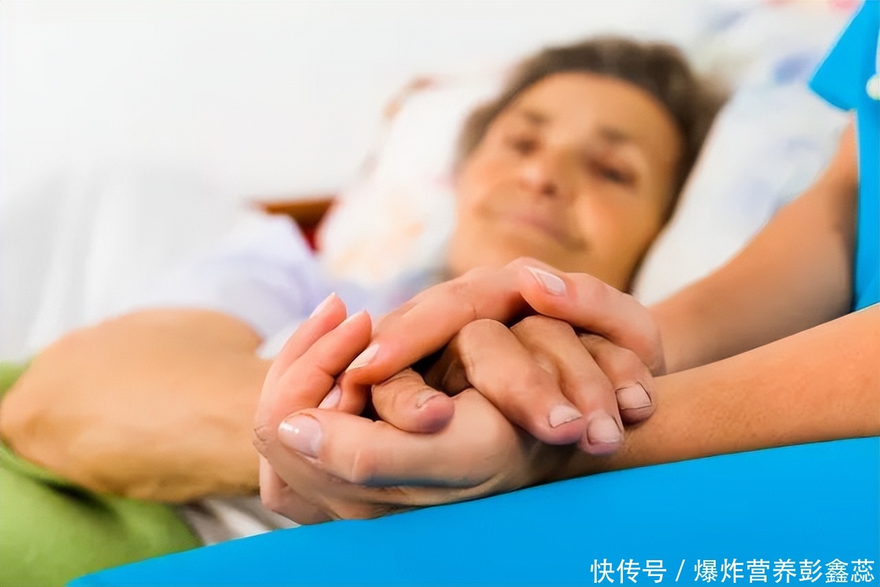 54岁女性重度骨质疏松怎么治疗(许多女性，其实早已经骨质疏松却不自知，有这4种情况要去医院)
