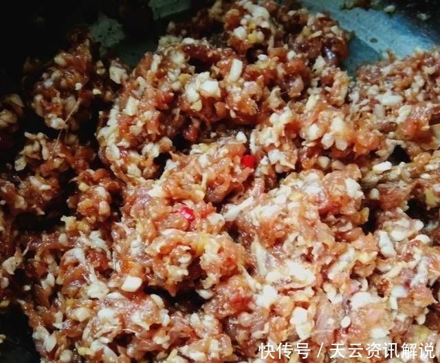 饺子|韭菜猪肉饺蘑菇,又咸又好吃,香又不腻,一口都吃不完