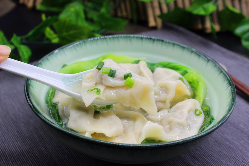 饺子|它是饺子的孪生姐妹，皮薄馅大，加生菜煮一煮，连汤汁都好喝！