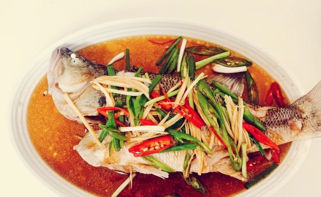  入味|清蒸鱼，用盐盐还是用生抽？都错了，教你做法，鲜嫩入味，没腥味