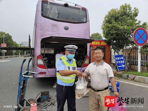  旅客|车辆故障52名旅客被困高速出口一夜 丹徒交警接力送餐“锅盖面”暖人心