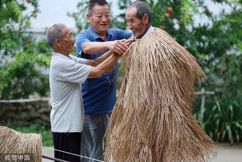 临沂：老人坚守蓑衣编织手艺七十余载