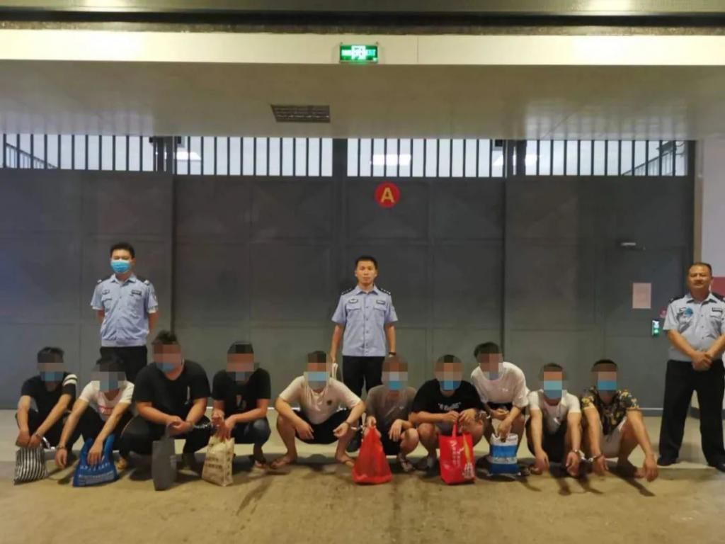  持械|太冲动了！平南大新凌晨竟有十余人持械打架，还造成人员受伤！