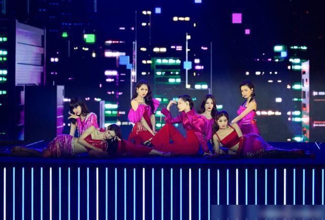 姐姐|《情人》舞台超惊艳,姐姐们的感情真好,全员为万茜设计左手跳舞