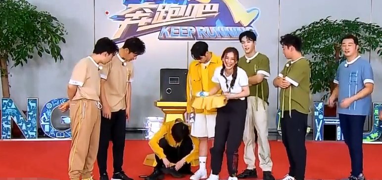  兄弟团|《奔跑吧》蔡徐坤鞋垫被偷走，一整天毫无感觉成笑点，是个铁憨憨