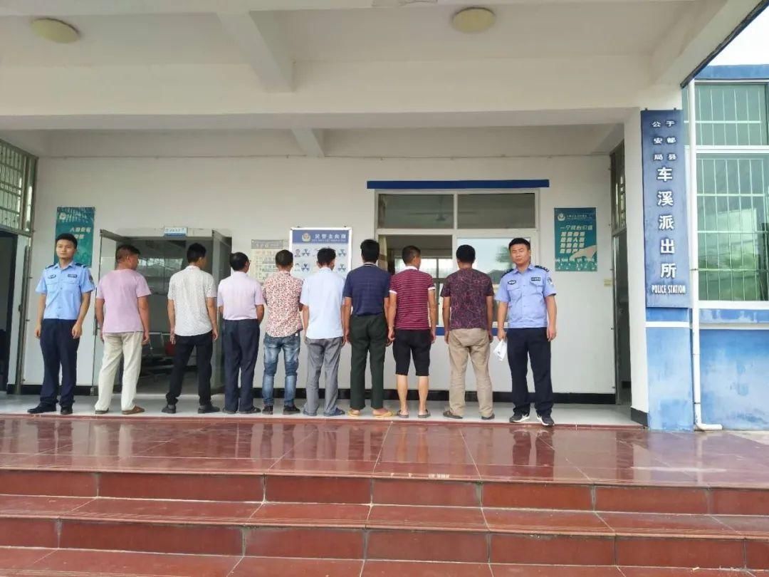  工作中发现|野外山林中，隐秘出租屋内，频频有男子出入……警方突击检累计拘留36人！