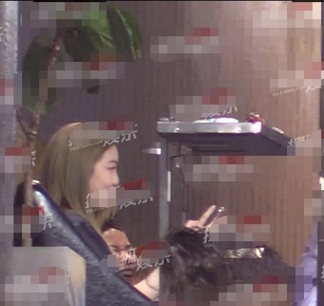 亲密|李嫣陪王菲做头发，理发店品红酒享vip待遇，两人互动亲密似姐妹