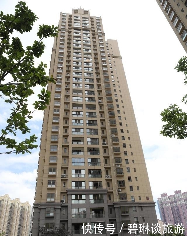  灭火器|10岁男童扔下灭火器 女子被砸身亡 死者儿子：这是当天第二个了