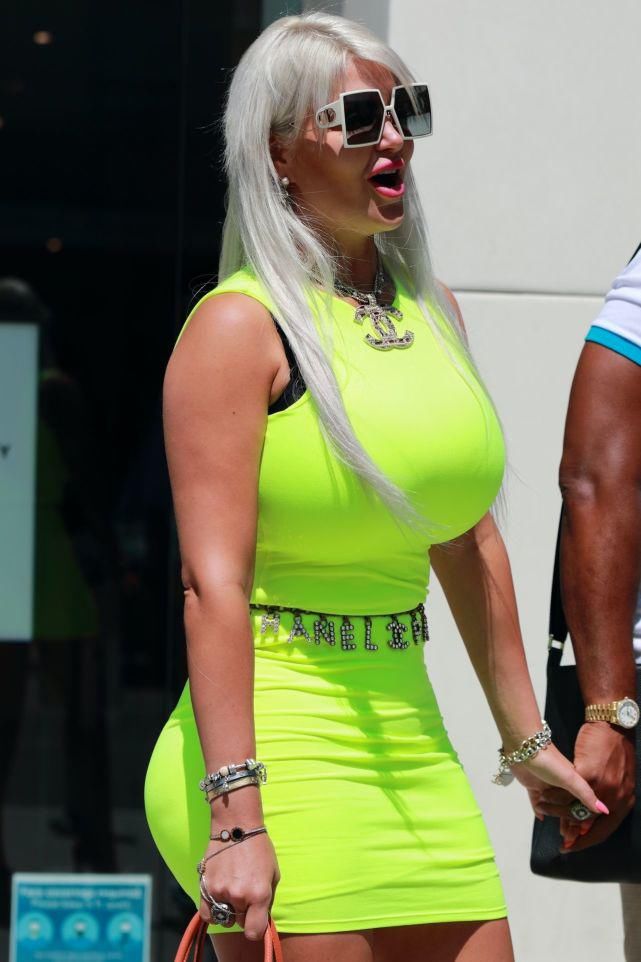 魅力十足|索非亚·维加斯穿荧光色连身裙一展完美曲线，墨镜手提包魅力十足