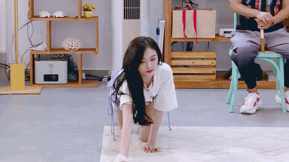  蒙面舞王|吴宣仪模仿“小狐狸精”，神情动作又美又媚，露出底裤引争议