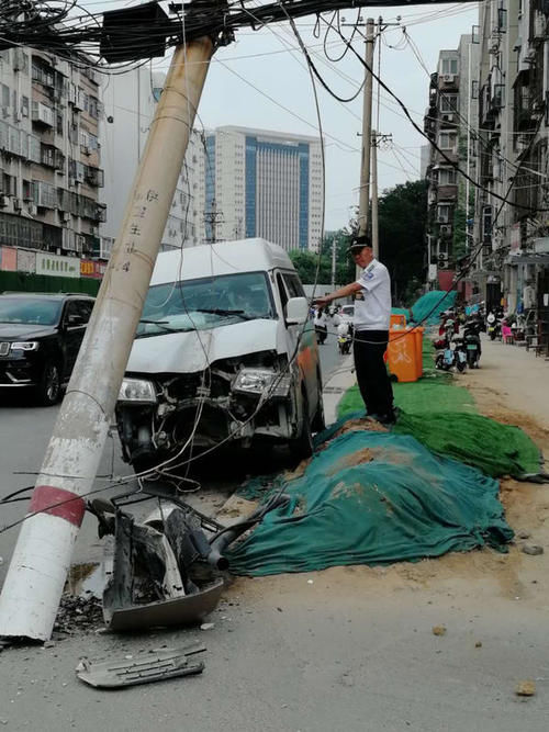  队员|面包车突然撞向路边水泥线杆，司机吓蒙了