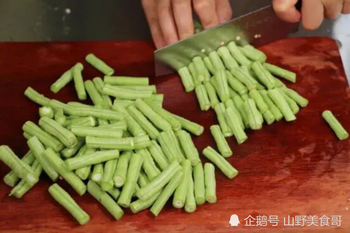  好吃|炒豆角有人焯水，有人直接下锅炒，难怪不好吃，这才是正确的做法