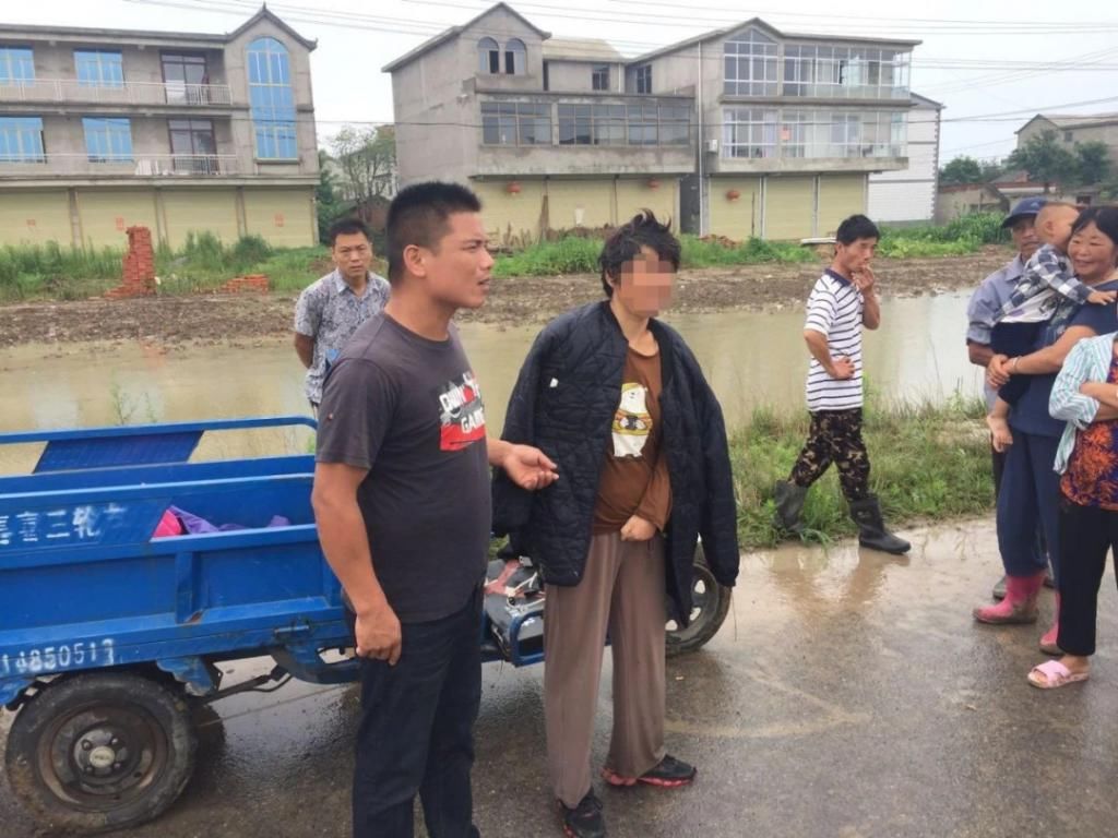 电瓶车|救命!阜南一女子骑电瓶车坠入水中...